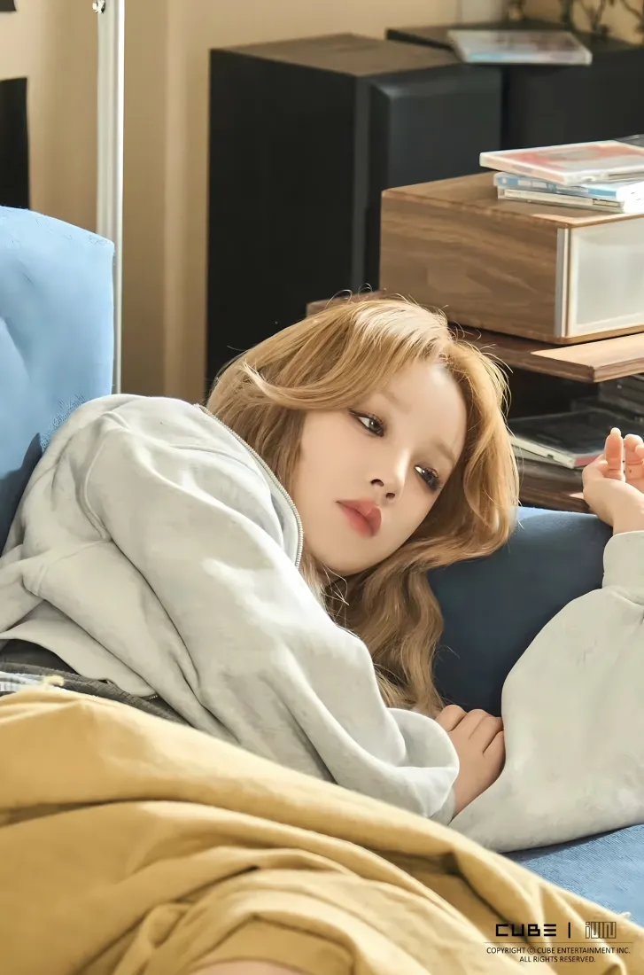 宋雨琦手机壁纸｜室内居家休闲背景图片 - 金发女爱豆「哲风壁纸」