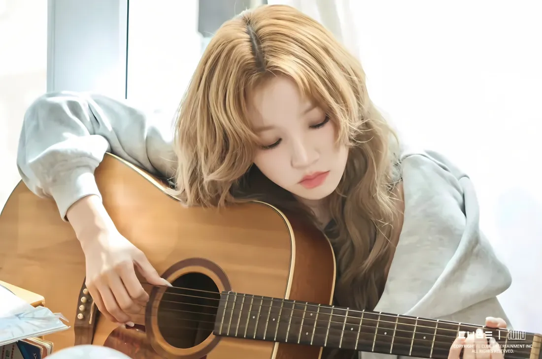 2k宋雨琦壁纸｜吉他背景图片 - 金发甜妹「哲风壁纸」