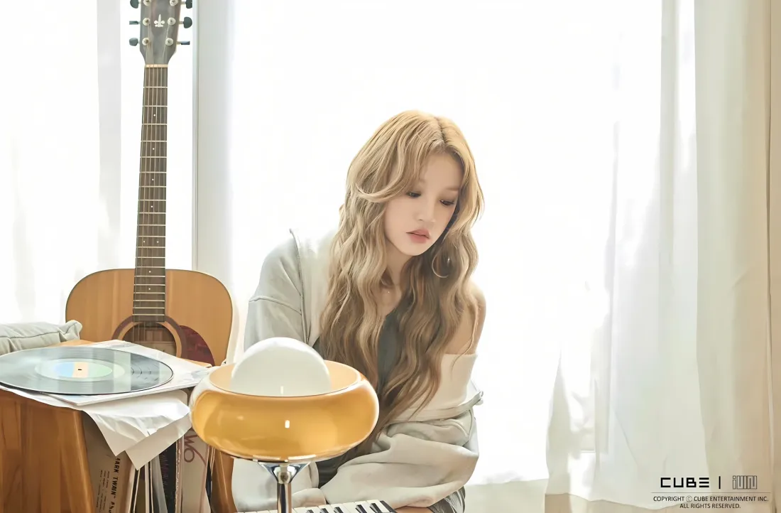 2k宋雨琦壁纸｜居家室内背景图片 - 温柔金发造型「哲风壁纸」