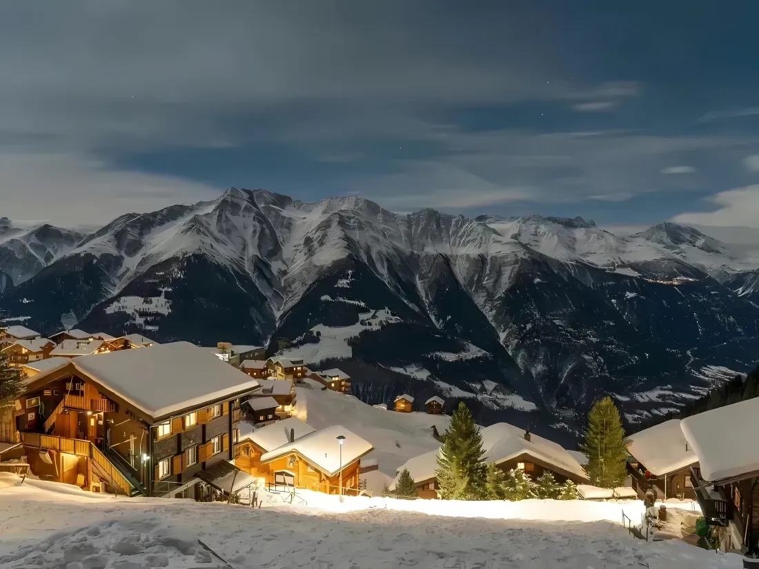 2k冬日暖居壁纸｜雪山小镇背景图片 - 雪山夜景「哲风壁纸」