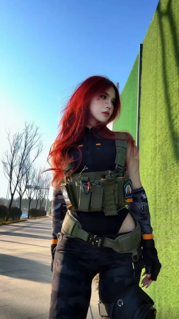 红发御姐手机壁纸｜户外背景图片 - 酷飒战术穿搭「哲风壁纸」