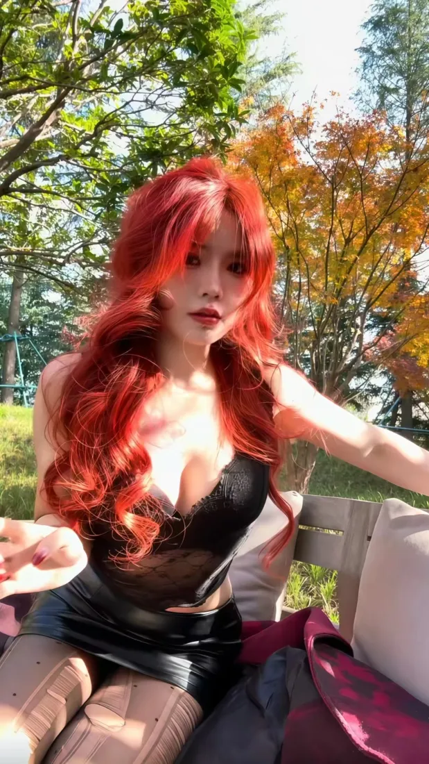 红发美女手机壁纸｜公园户外背景图片 - 黑丝穿搭「哲风壁纸」