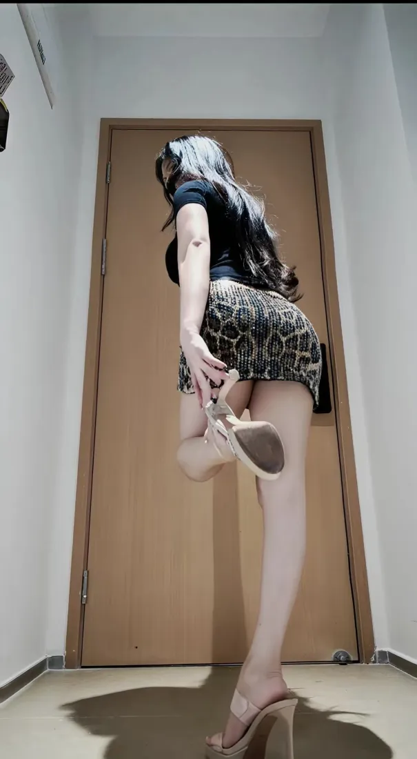 美女手机壁纸｜室内背景图片 - 长腿高跟性感穿搭「哲风壁纸」