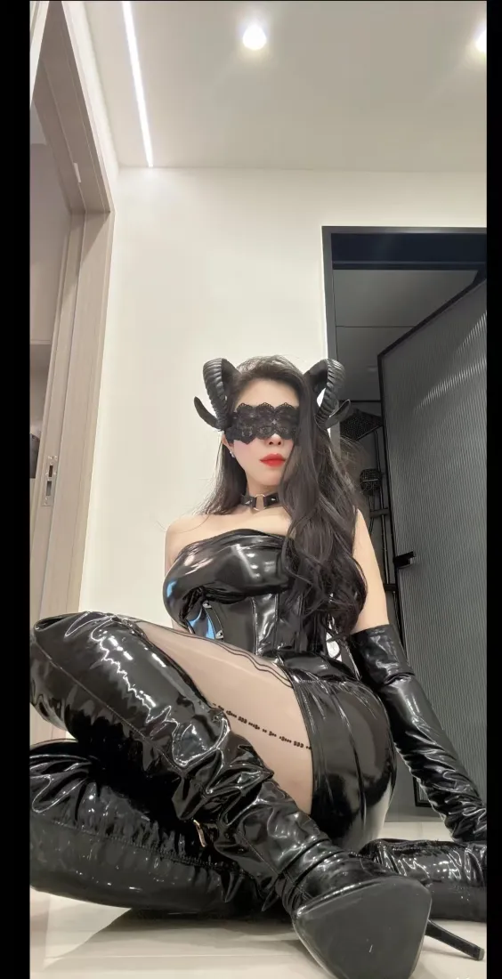 魅魔cos手机壁纸｜室内背景图片 - 性感皮衣长靴造型「哲风壁纸」