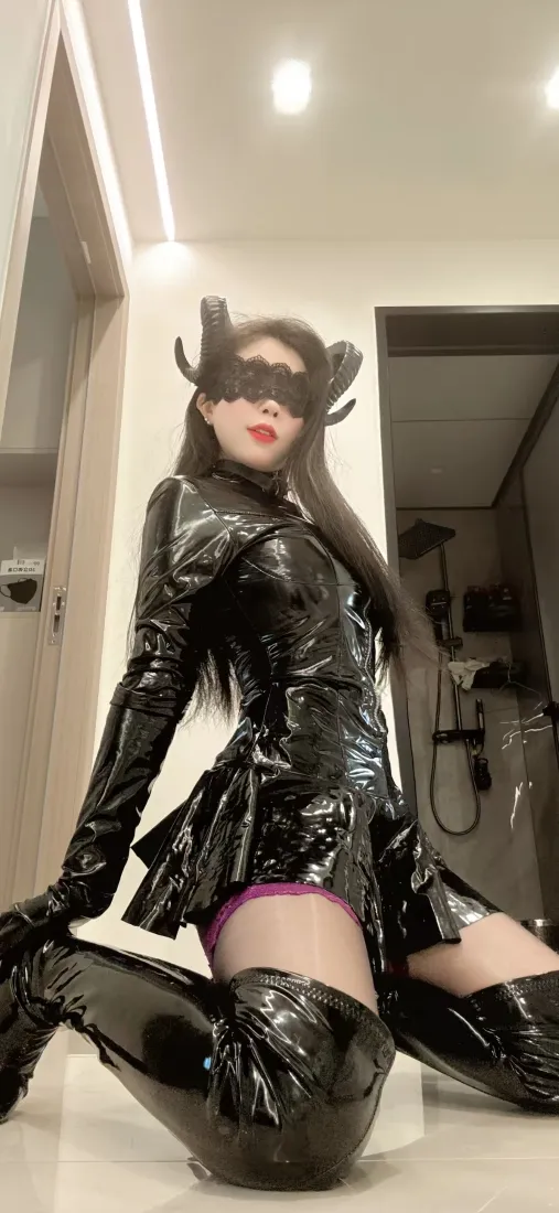 猫女cos手机壁纸｜室内背景图片 - 性感漆皮穿搭「哲风壁纸」