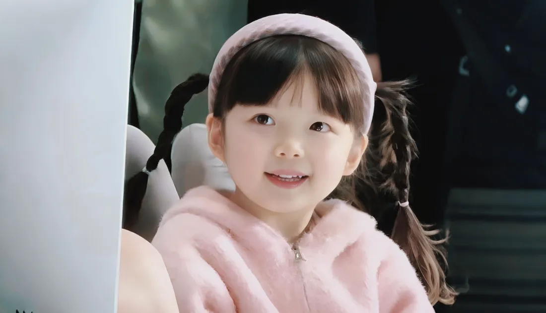 2k曾婉之壁纸｜粉衣萌娃背景图片 - 可爱小女孩「哲风壁纸」