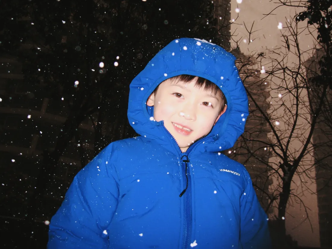 3k汤圆壁纸｜落雪冬日背景图片 - 可爱小男孩「哲风壁纸」