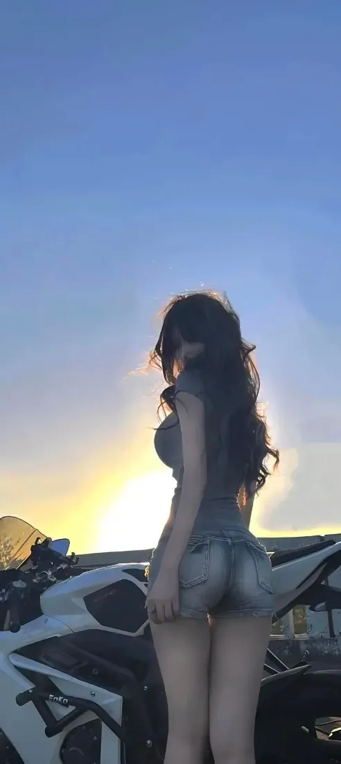 机车美女手机壁纸｜日落蓝天背景图片 - IOS适配「哲风壁纸」