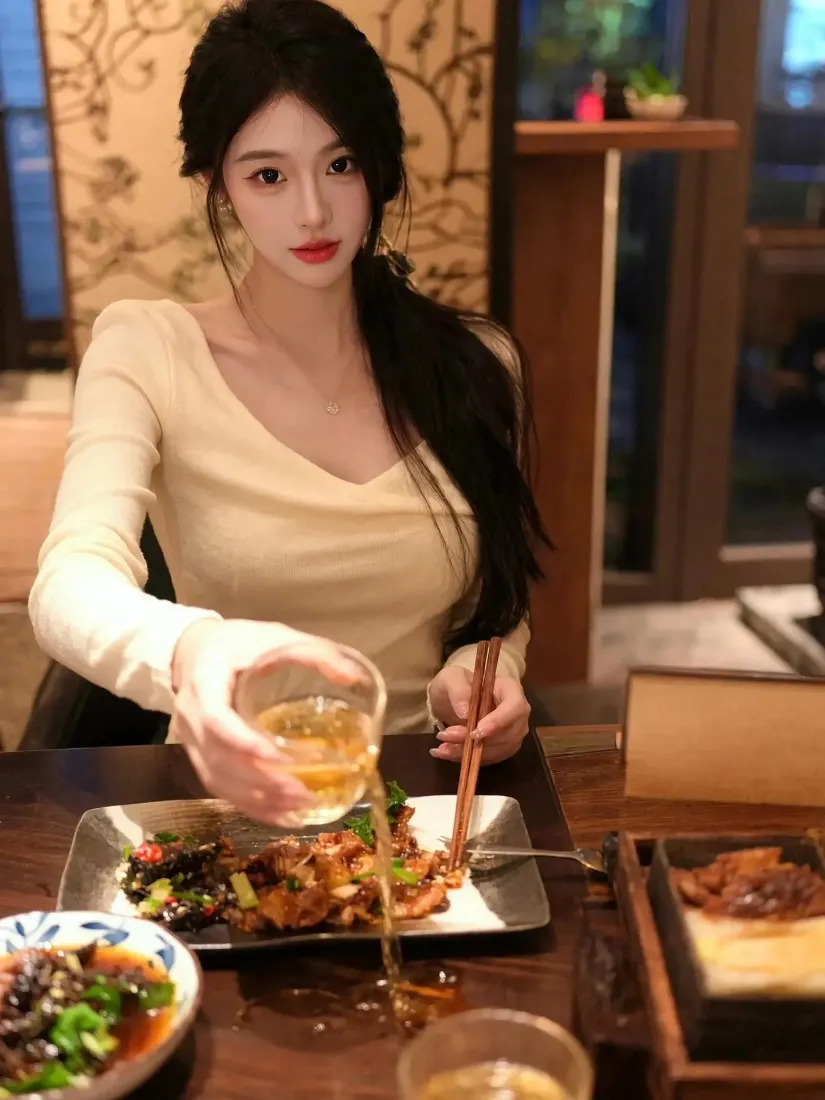 气质美女手机壁纸｜餐厅就餐背景图片 - 手机「哲风壁纸」