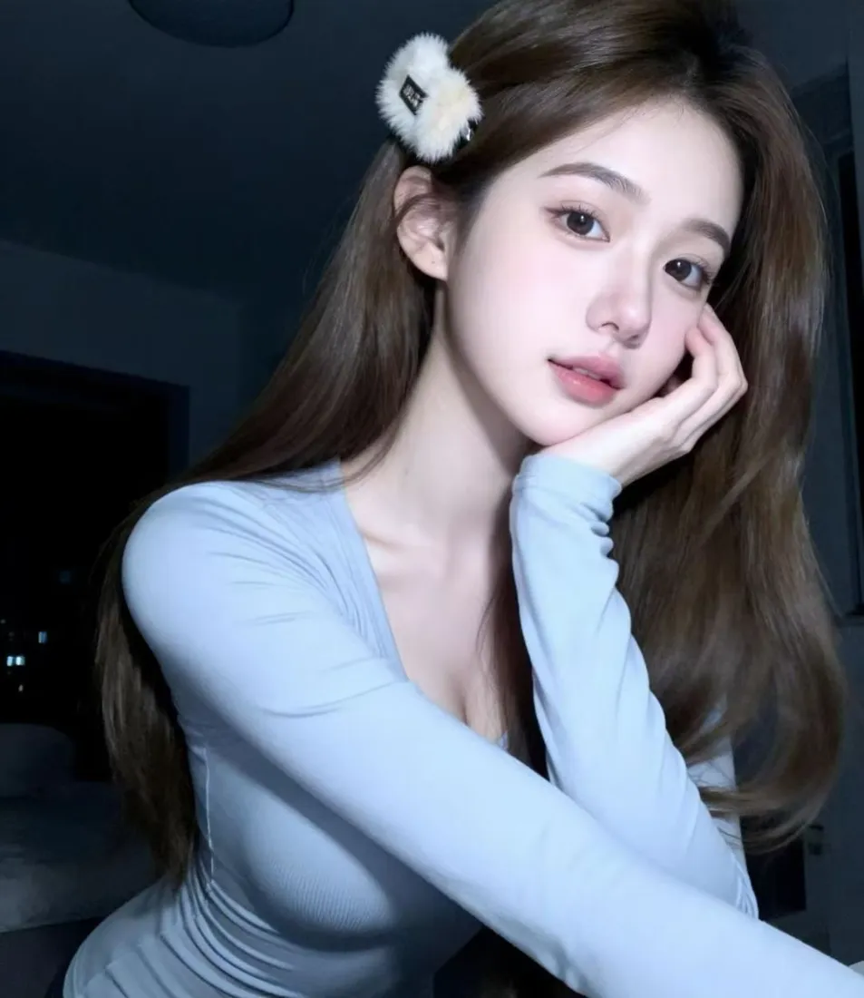 清纯美女手机壁纸｜居家背景图片 - 浅蓝色穿搭「哲风壁纸」