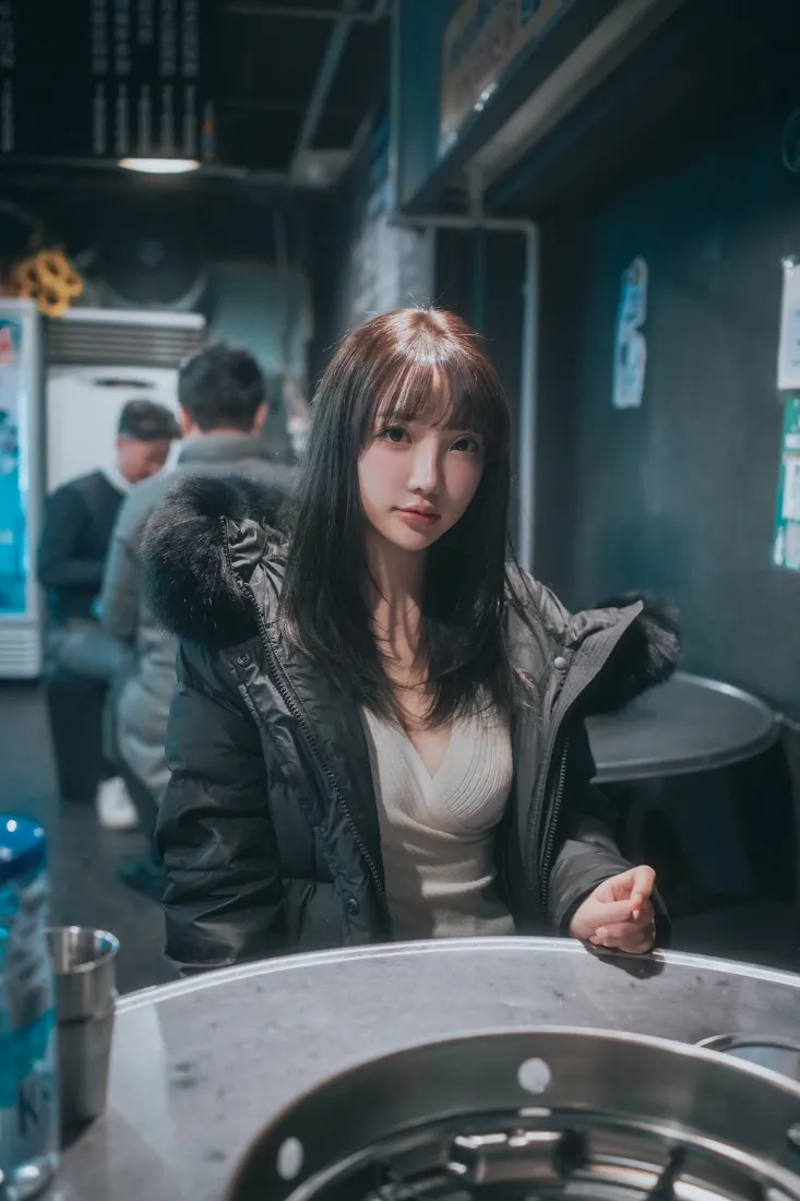 韩国美女手机壁纸｜火锅店背景图片 - 冬季氛围感写真「哲风壁纸」