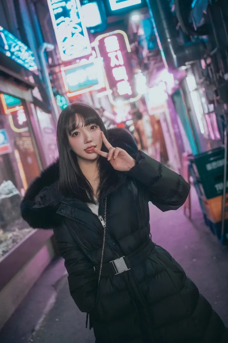 韩国美女手机壁纸｜霓虹街道背景图片 - 甜酷街拍「哲风壁纸」