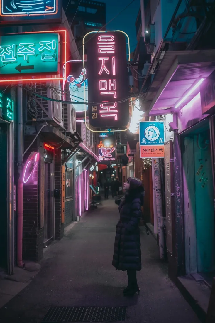 韩国街巷手机壁纸｜霓虹灯背景图片 - 城市深夜街景「哲风壁纸」