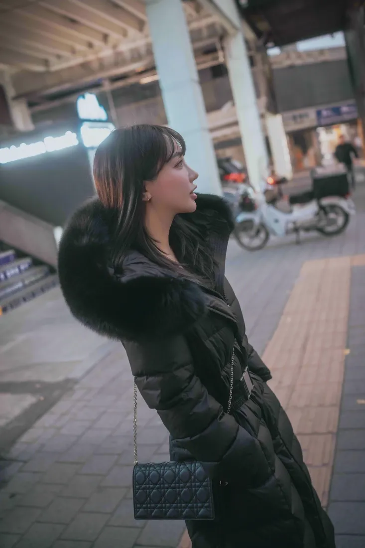 气质美女手机壁纸｜街道背景图片 - 韩国街拍「哲风壁纸」