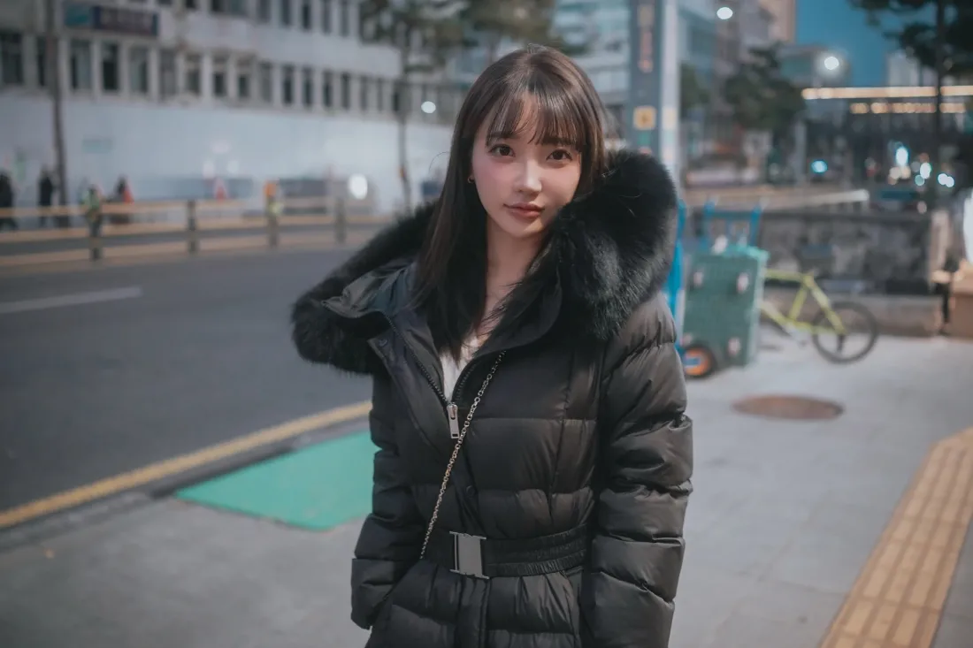 韩国美女手机壁纸｜城市路边背景图片 - 冬季穿搭「哲风壁纸」