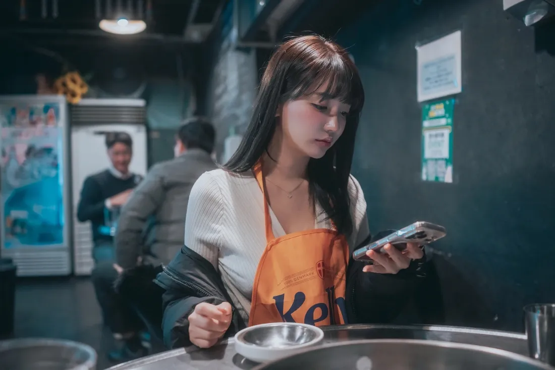 韩国女生手机壁纸｜火锅店背景图片 - 低头玩手机「哲风壁纸」