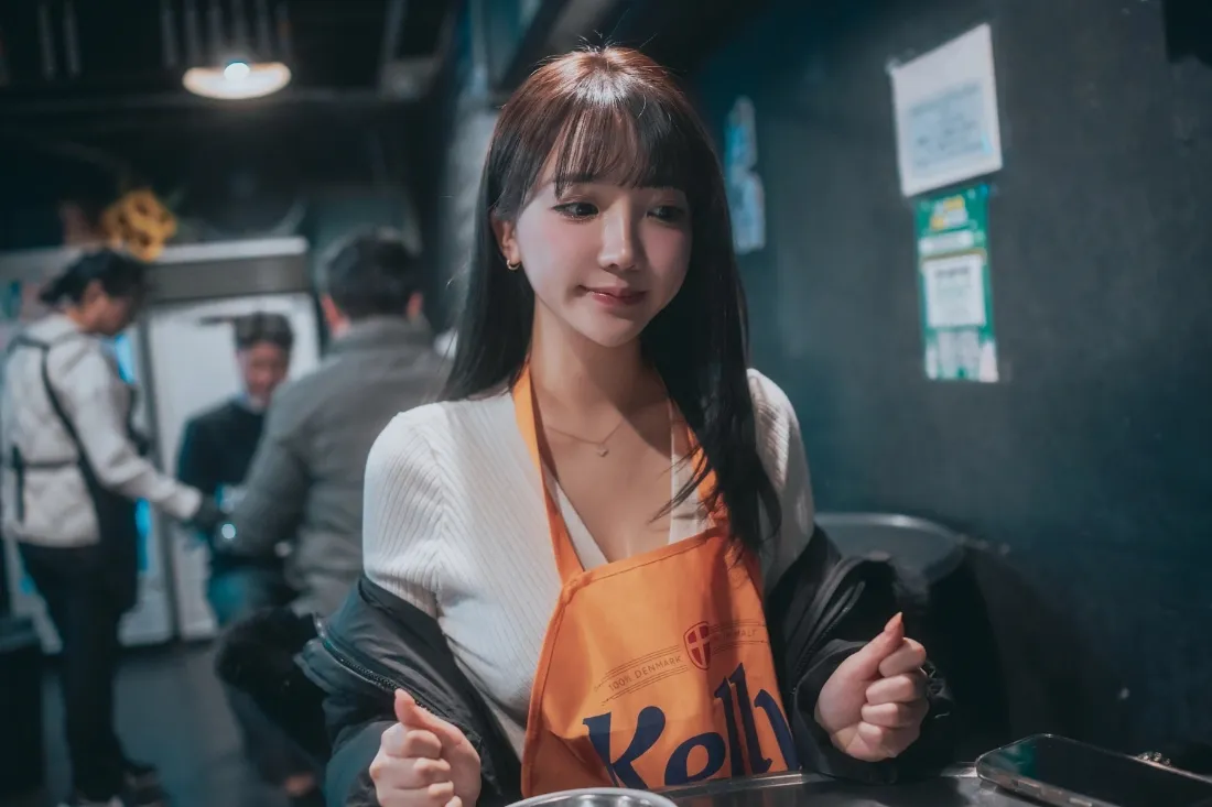 韩国美女手机壁纸｜火锅店背景图片 - 甜美服务员「哲风壁纸」