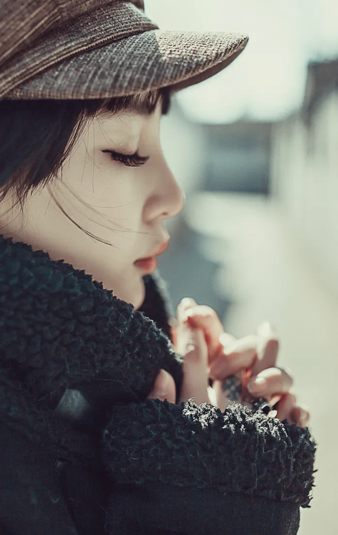 清冷短发美女手机壁纸｜街头巷尾背景图片 - 氛围感「哲风壁纸」