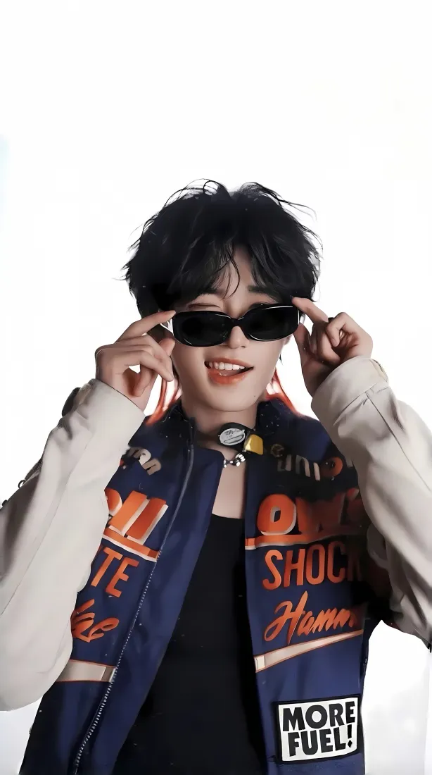 宋亚轩手机壁纸｜纯白背景图片 - 棒球服潮酷造型「哲风壁纸」