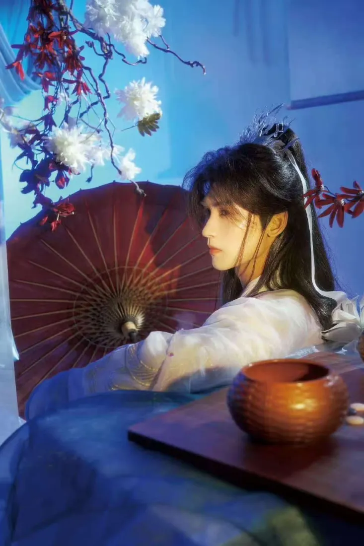 古风明星手机壁纸｜蓝调花树背景图片 - 白衣执伞「哲风壁纸」