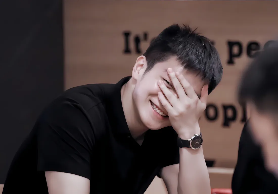 4k樊振东壁纸｜休闲室内背景图片 - 可爱捂脸笑脸「哲风壁纸」