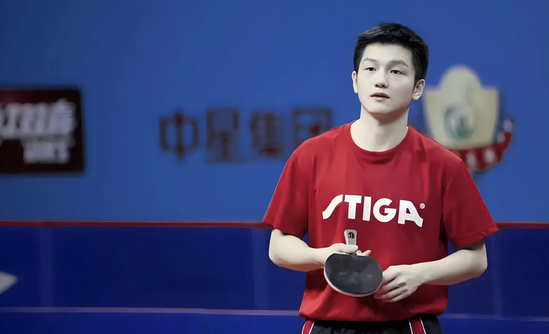 5k樊振东壁纸｜蓝色赛场背景图片 - 国乒运动员「哲风壁纸」