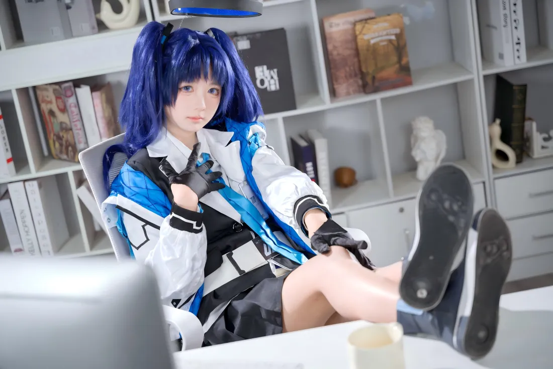 5k早濑优香cos壁纸｜室内书架背景图片 - 蓝发御姐「哲风壁纸」