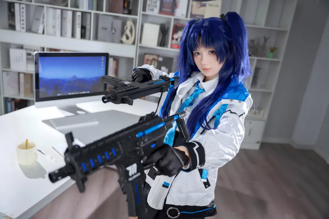 5k蔚蓝档案cos壁纸｜室内书桌背景图片 - 冷艳御姐「哲风壁纸」