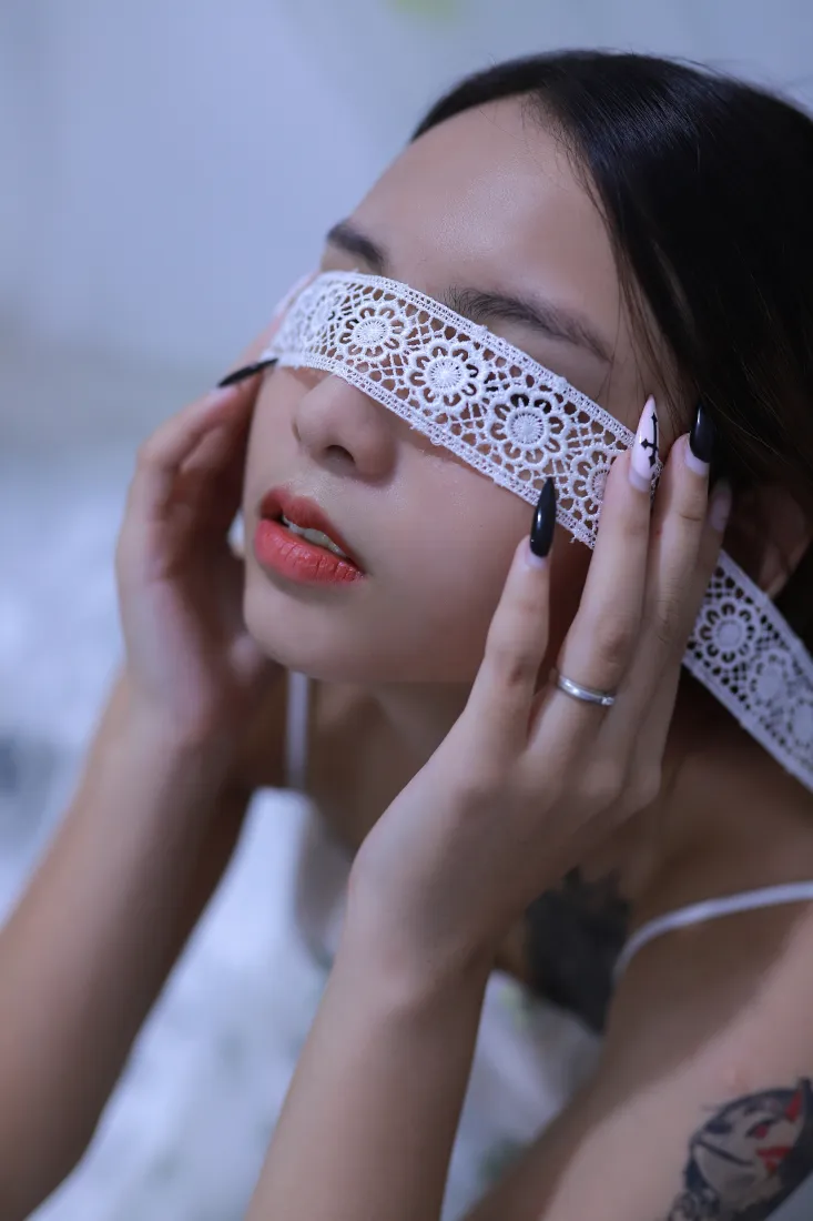 蒙眼气质美女手机壁纸｜居家背景图片 - 休闲氛围感写真「哲风壁纸」