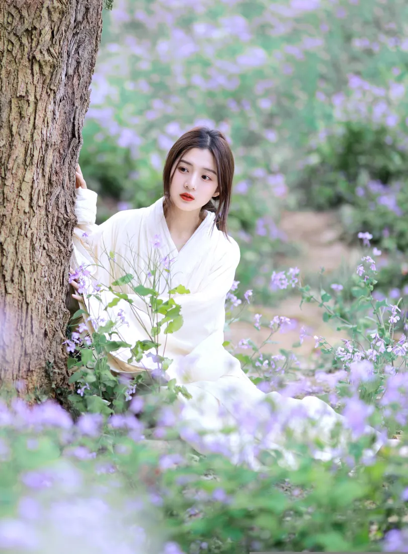 白裙少女手机壁纸｜紫色花海背景图片 - 清新林间写真「哲风壁纸」