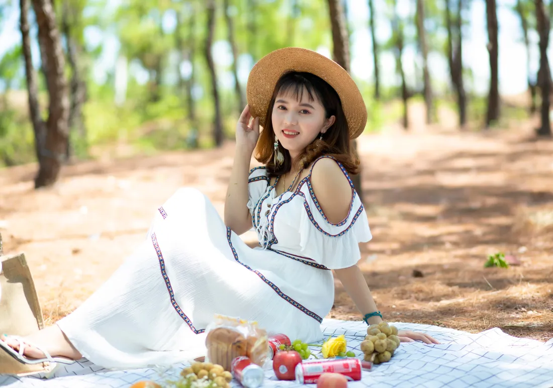 5k草帽白裙美女壁纸｜树林背景图片 - 户外野餐「哲风壁纸」