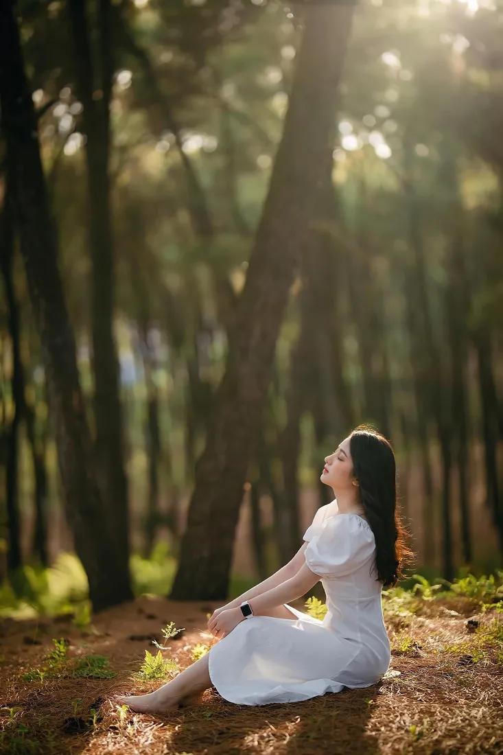 白裙少女手机壁纸｜户外树林背景图片 - 治愈森系光影「哲风壁纸」