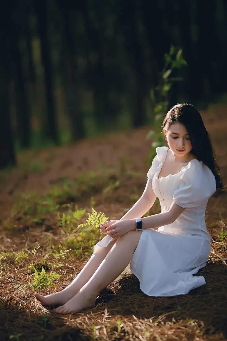 白裙少女手机壁纸｜树林背景图片 - 静谧森系风「哲风壁纸」