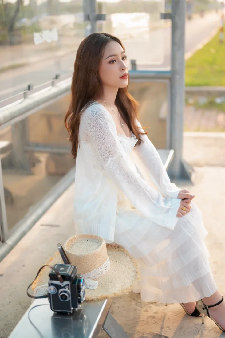 白裙美女手机壁纸｜公交站背景图片 - 温柔氛围感「哲风壁纸」