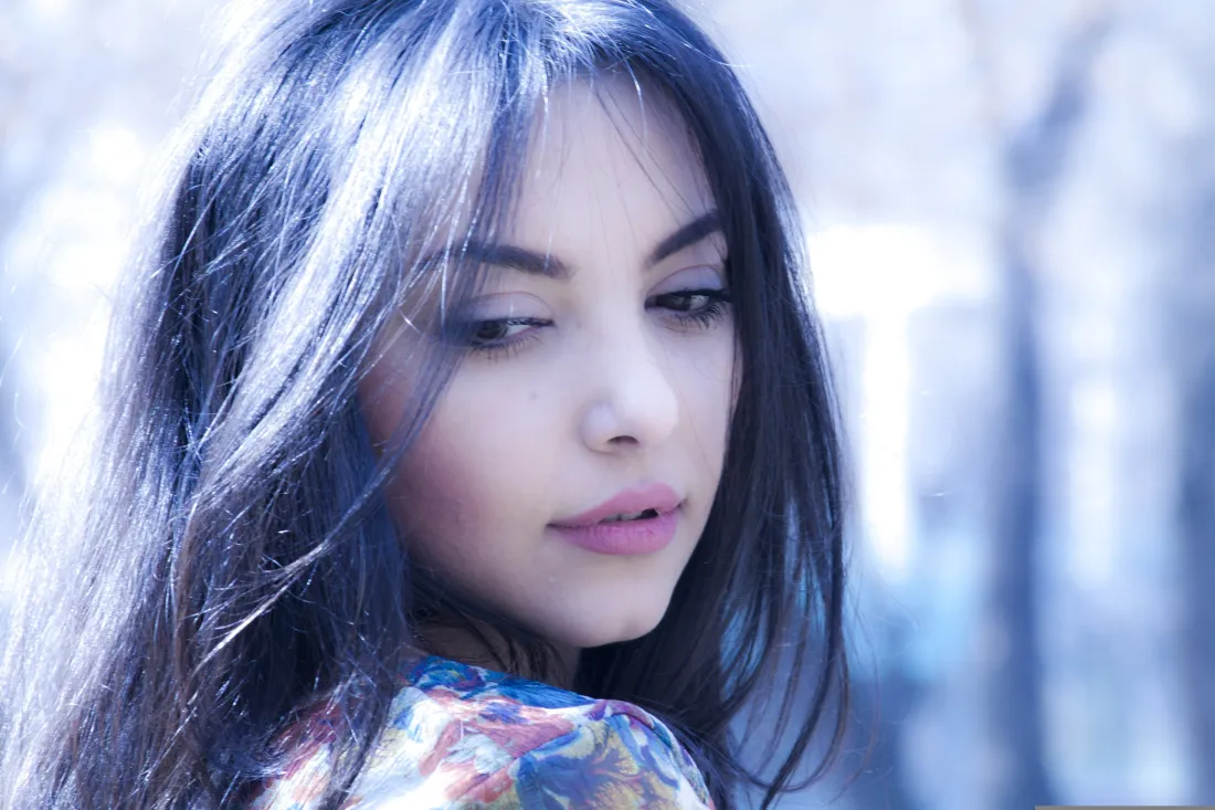5k欧美美女壁纸｜户外冷调背景图片 - 氛围感写真「哲风壁纸」