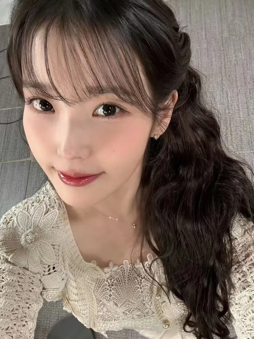 IU手机壁纸｜浅灰墙背景图片 - 李知恩甜美自拍「哲风壁纸」