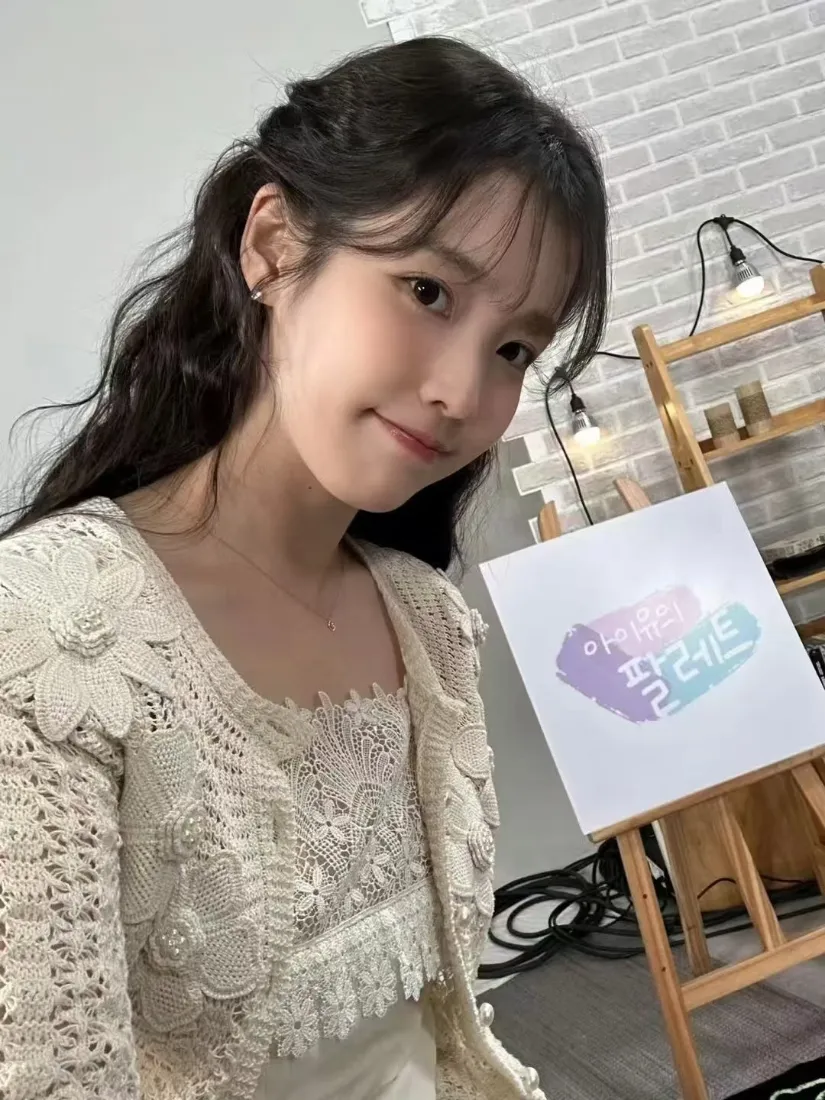 IU手机壁纸｜画室背景图片 - 李知恩甜美随拍「哲风壁纸」