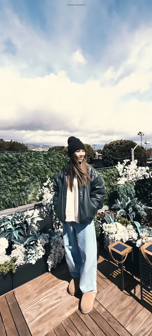 邓紫棋手机壁纸｜户外阳台背景图片 - 日常休闲穿搭「哲风壁纸」