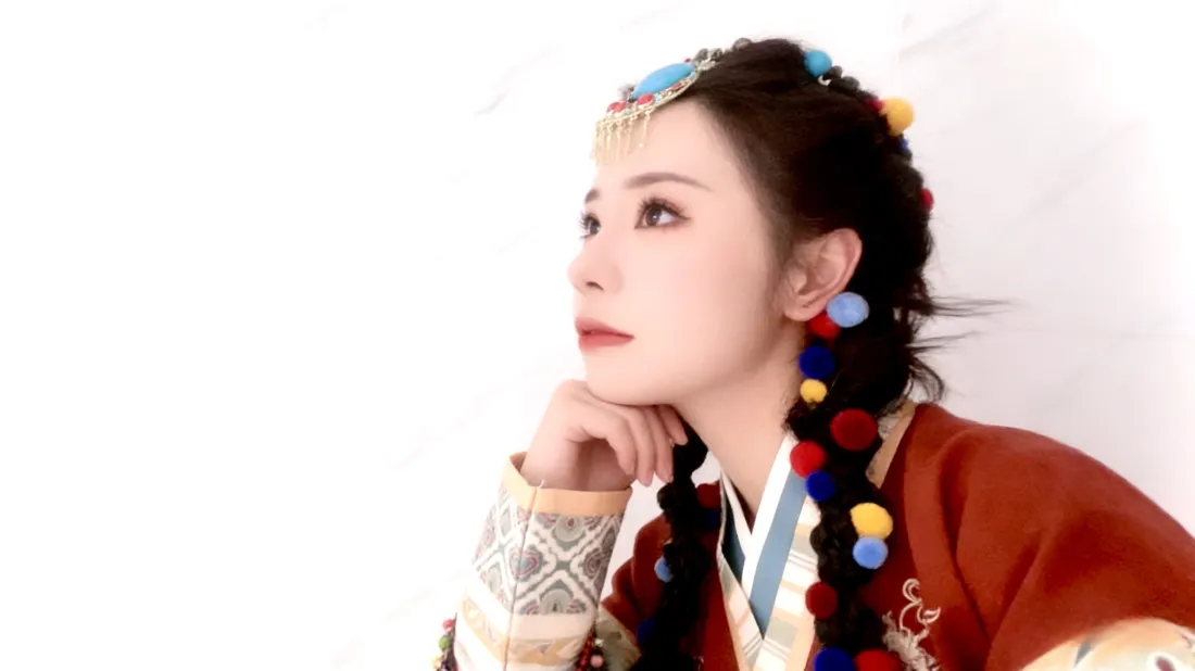 3k藏风女神壁纸｜纯白背景图片 - 甜美萌妹「哲风壁纸」