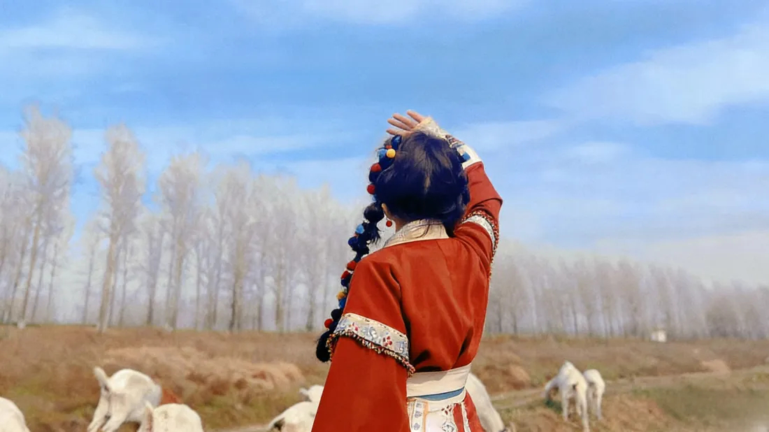 3k红衣少女壁纸｜郊外牧羊背景图片 - 清新治愈「哲风壁纸」