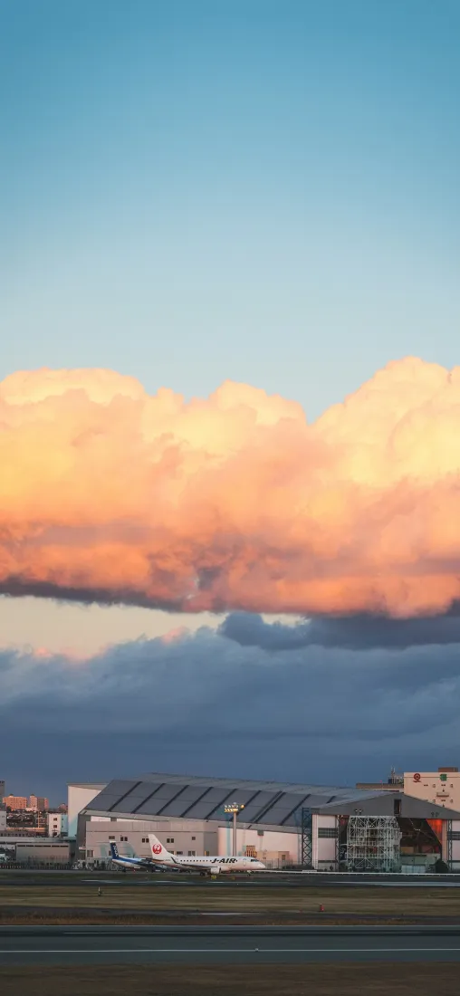 粉色云朵手机壁纸｜城郊房屋背景图片 - 治愈黄昏「哲风壁纸」