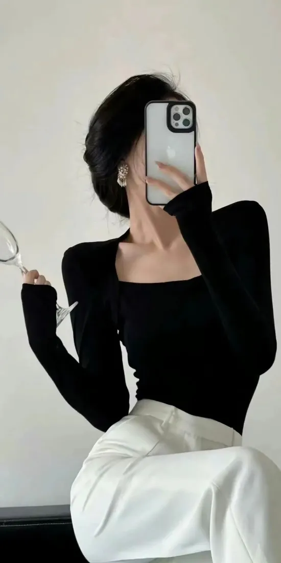 短发御姐手机壁纸｜简约背景图片 - 对镜自拍「哲风壁纸」