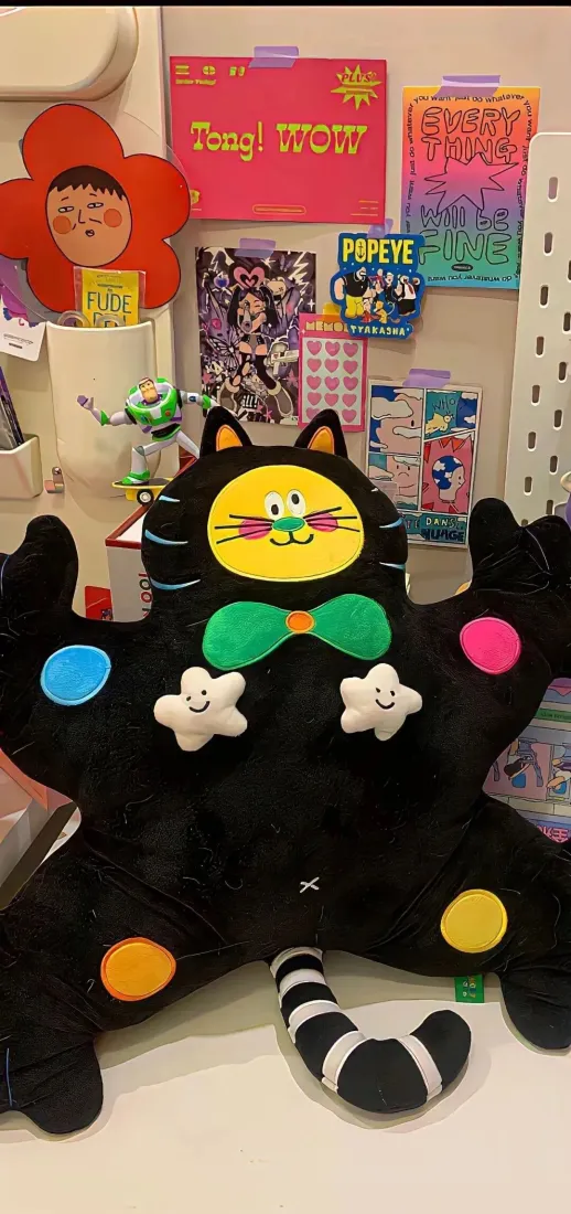 黑猫玩偶手机壁纸｜ins风背景图片 - 可爱治愈装饰「哲风壁纸」