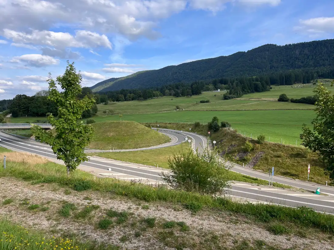 4k公路风景壁纸｜自然背景图片 - 蓝天白云「哲风壁纸」