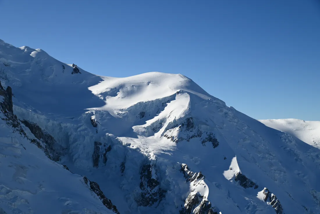 6k雪山壁纸｜蓝天背景图片 - 冬日雪景「哲风壁纸」