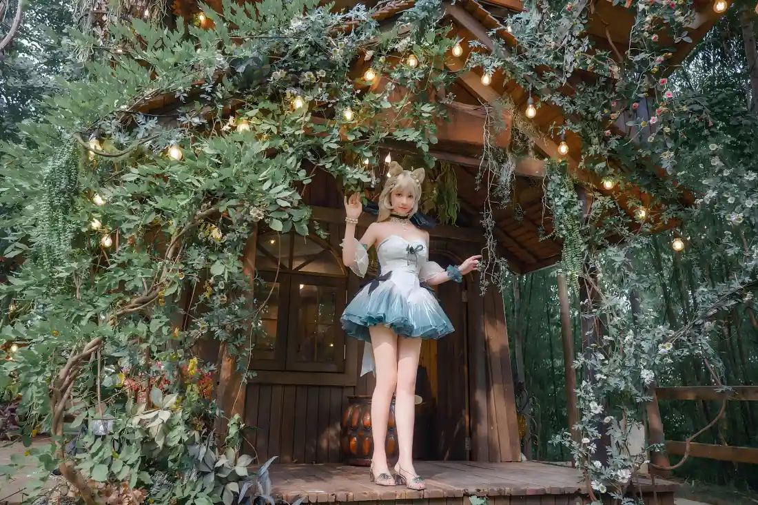 5k猫娘cos壁纸｜林间木屋背景图片 - 大长腿美女「哲风壁纸」