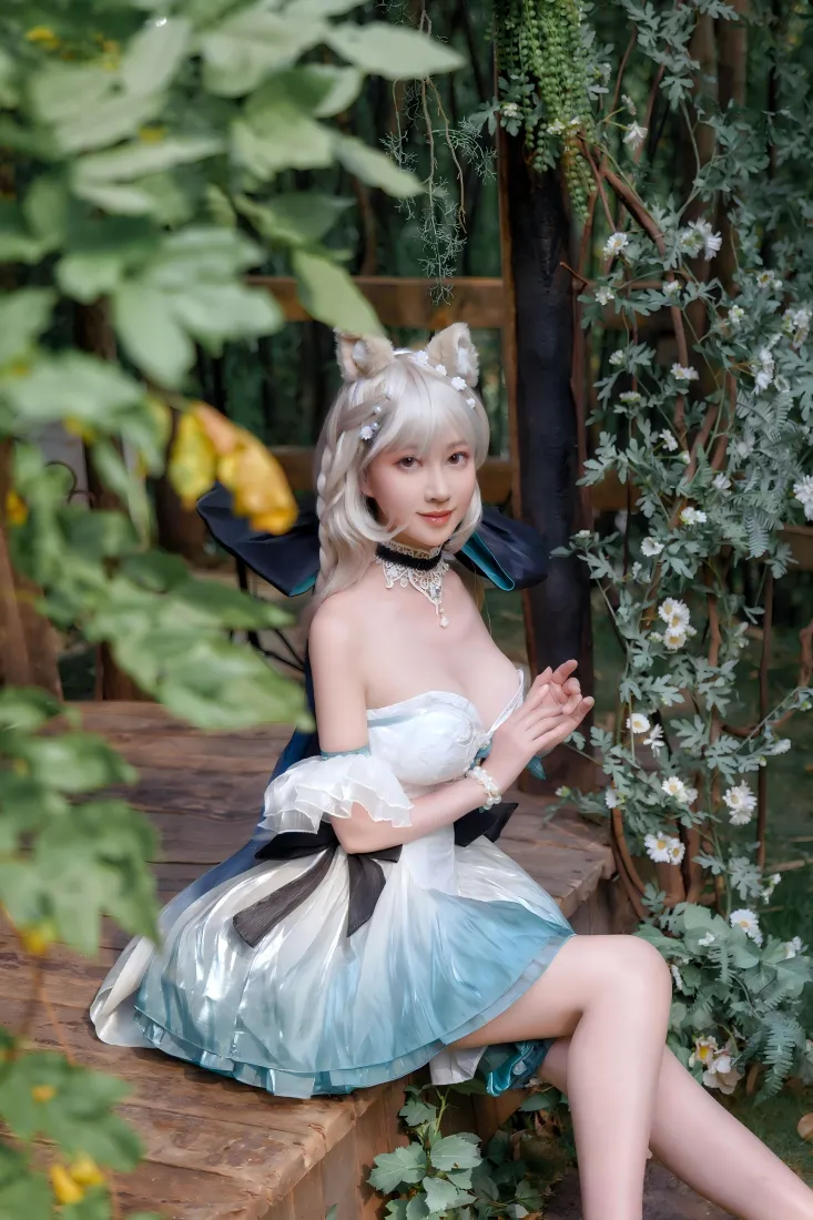 cos美女手机壁纸｜大长腿背景图片 - 户外绿植「哲风壁纸」