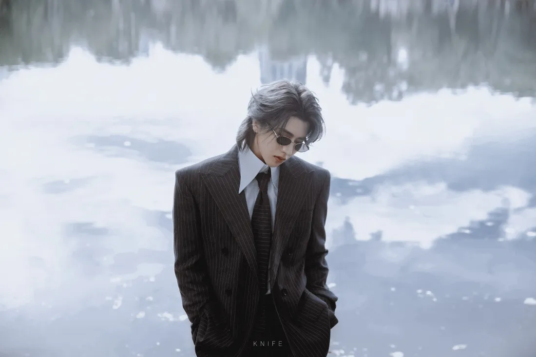 3k蔡徐坤壁纸｜冬日户外雪景背景图片 - 墨镜西装造型「哲风壁纸」