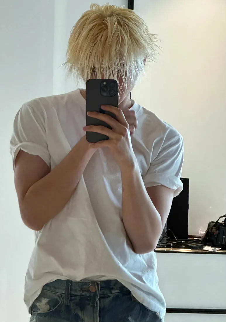 蔡徐坤手机壁纸｜明星背景图片 - 金发对镜自拍「哲风壁纸」