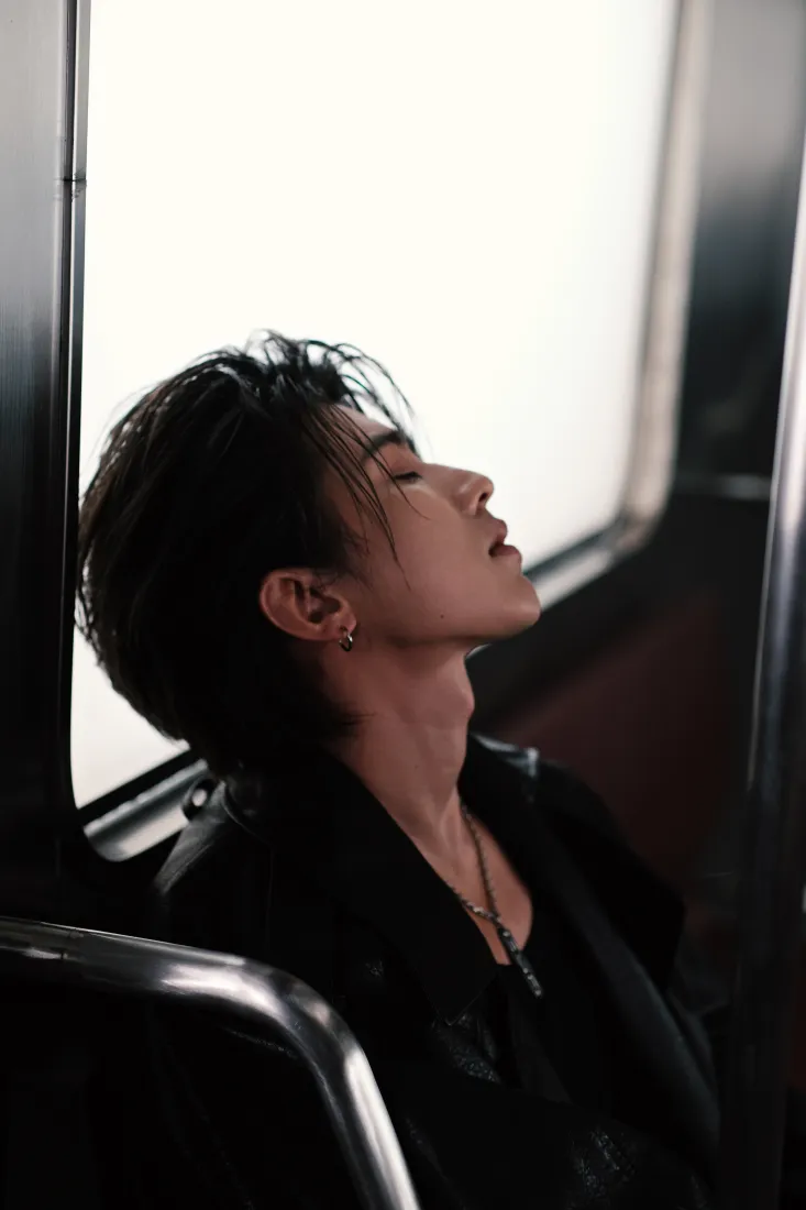 蔡徐坤手机壁纸｜明星背景图片 - 氛围感侧颜写真「哲风壁纸」